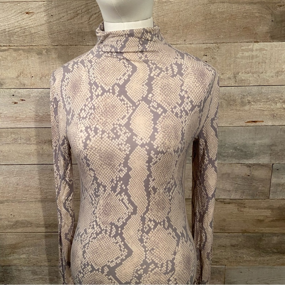 Aritzia Babaton women's snakeprint stretchy mock neck long‎ top in size x-small